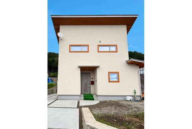 2_exterior_3_thumb